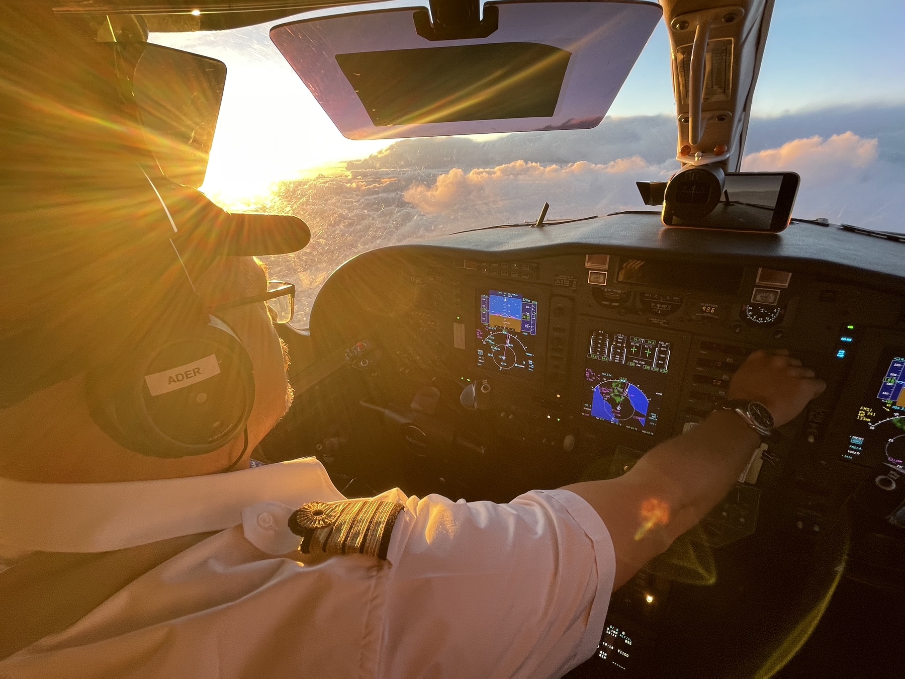 Nicolas Ader aux commandes d’un avion au soleil couchant
